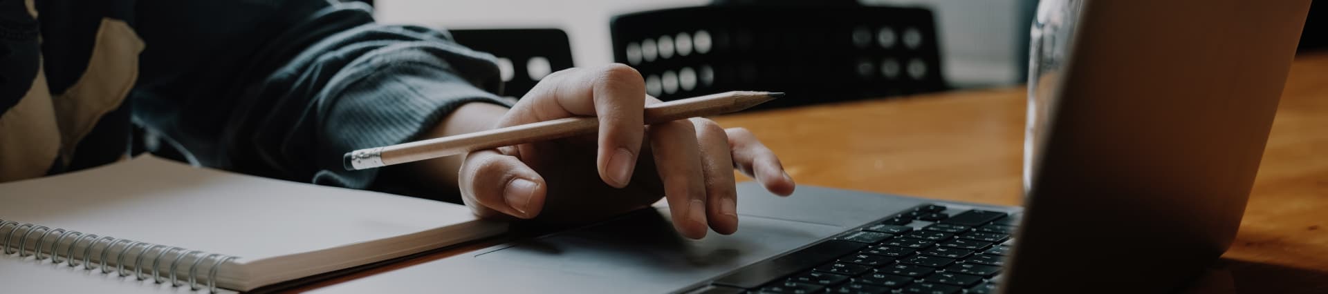 Student attending 5-hour pre-licensing class online